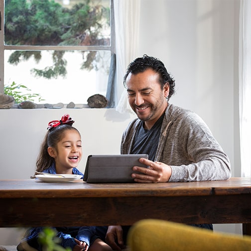 padre con hija usando internet satelital