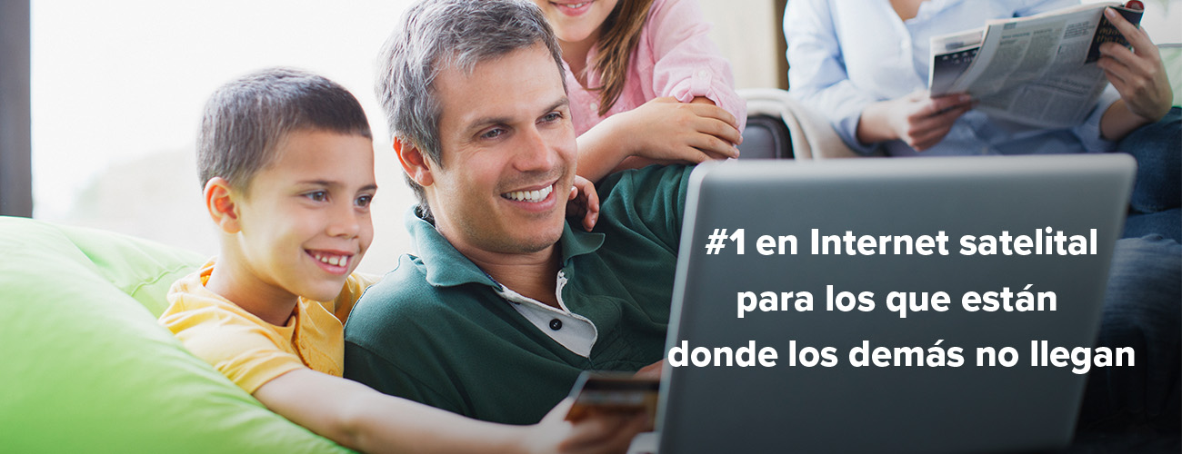 Padre con hijo usando HughesNet