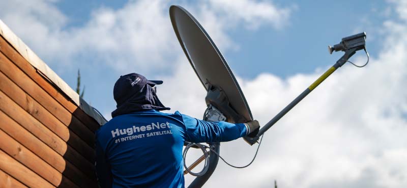 Instalador HughesNet instalando antena parabólica