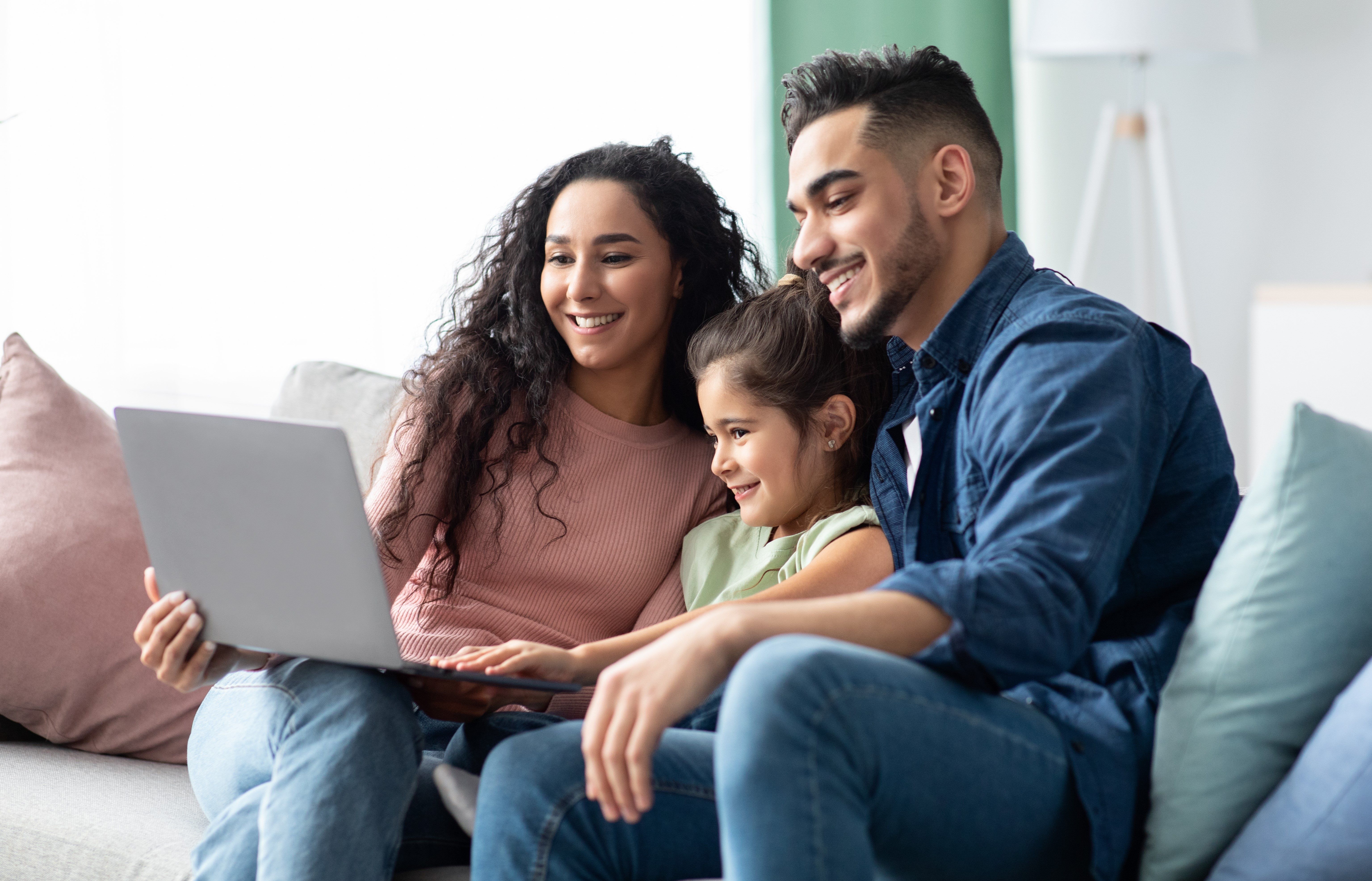 familia joven mirando la computadora