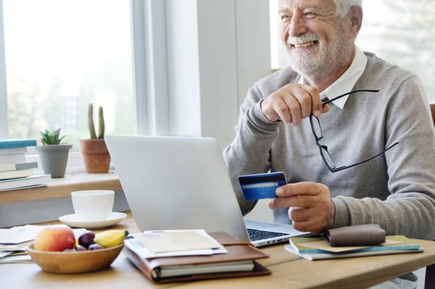 senior hombre compras linea tarjeta credito