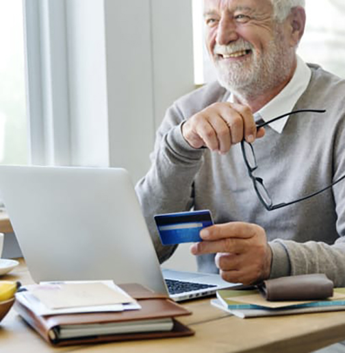 senior hombre compras linea tarjeta credito